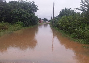 Chuvas intensas alagam ruas em Colônia do Piauí